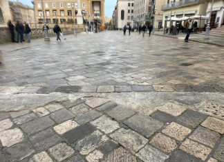 Rifacimento basolato in via Alvino, lavori non completati per problemi con una ditta. Ritardi e polemiche anche sull’esecuzione: se ne discute in Commissione controllo