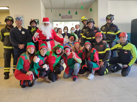 Babbo Natale arriva dall'alto al Fazzi per portare doni ai bambini ricoverati in Pediatria e Chirurgia pediatrica - Corriere Salentino