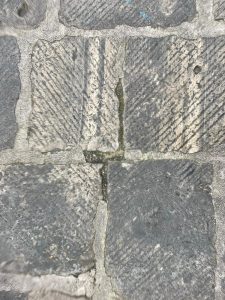 Rifacimento basolato in via Alvino, lavori non completati per problemi con una ditta. Ritardi e polemiche anche sull’esecuzione: se ne discute in Commissione controllo - Corriere Salentino