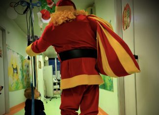 Babbo Natale giallorosso coi giocatori del Lecce in visita al reparto pediatria del Fazzi di Lecce