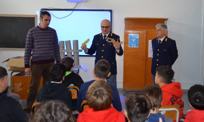 La Polizia di Stato incontra i ragazzi dell’I.S. statale di Martano per la campagna di sensibilizzazione “Capodanno sicuro” - Corriere Salentino