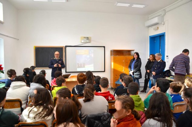 La Polizia di Stato incontra i ragazzi dell’I.S. statale di Martano per la campagna di sensibilizzazione “Capodanno sicuro” - Corriere Salentino