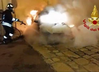 Fuoco in paese: un’auto avvolta dalle fiamme