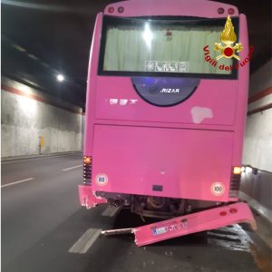 Impatto tra auto e bus in galleria: ferito automobilista - Corriere Salentino