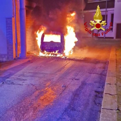 Fiamme nella notte nel centro abitato: a fuoco il furgoncino di un autonoleggio - Corriere Salentino