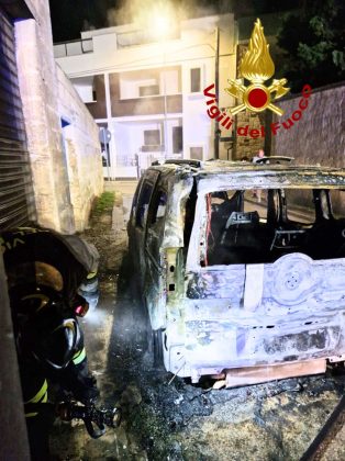 Fiamme nella notte nel centro abitato: a fuoco il furgoncino di un autonoleggio - Corriere Salentino