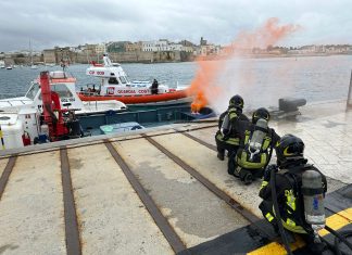 Allarme bomba e incendio sul rimorchiatore, l’esercitazione della guardia costiera nel porto di Otranto