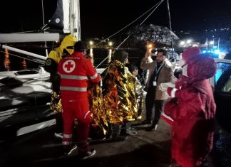 Dopo due mesi riprendono gli sbarchi, in 79 su una barca a vela al largo di Leuca. Ci sono anche 24 minori