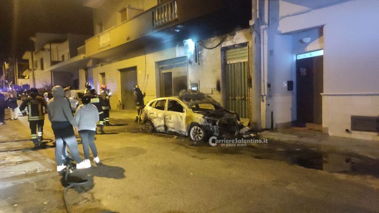 Paura nella notte a Taurisano, auto in fiamme e balcone annerito: l’autore immortalato dalle telecamere - Corriere Salentino