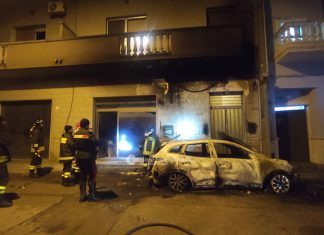 Paura nella notte a Taurisano, auto in fiamme e balcone annerito: l’autore immortalato dalle telecamere
