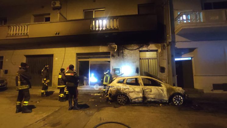 Paura nella notte a Taurisano, auto in fiamme e balcone annerito: l’autore immortalato dalle telecamere - Corriere Salentino