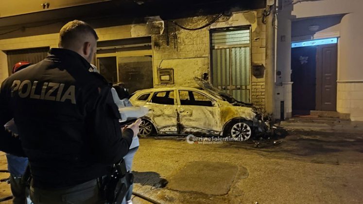 Paura nella notte a Taurisano, auto in fiamme e balcone annerito: l’autore immortalato dalle telecamere - Corriere Salentino