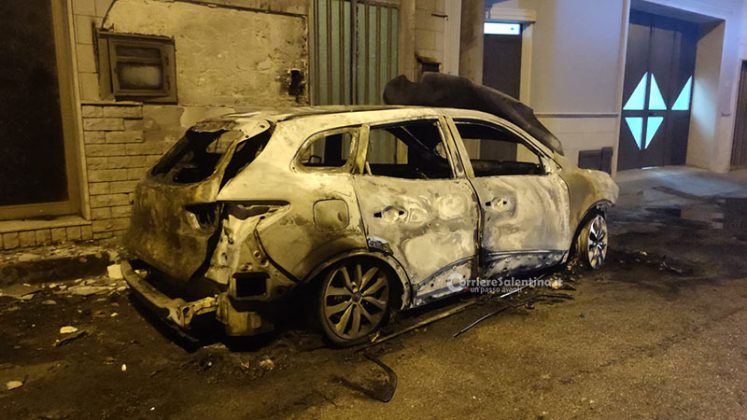 Paura nella notte a Taurisano, auto in fiamme e balcone annerito: l’autore immortalato dalle telecamere - Corriere Salentino