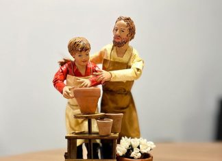 La statuina del presepe 2023 è il maestro imprenditore e il suo apprendista