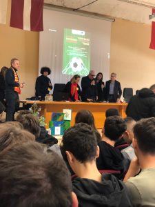 “Sport, impegno e passione”, l’incontro del direttore del Lecce Pantaleo Corvino con i ragazzi del “Fermi”: per i grandi obiettivi non ci sono scorciatoie - Corriere Salentino