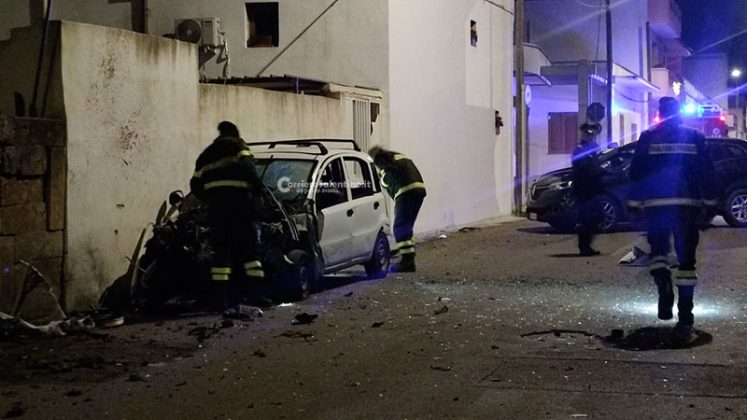 Bomba in serata squarcia un’auto, misteriosa intimidazione a Melissano. Poco dopo altra auto in fiamme - Corriere Salentino