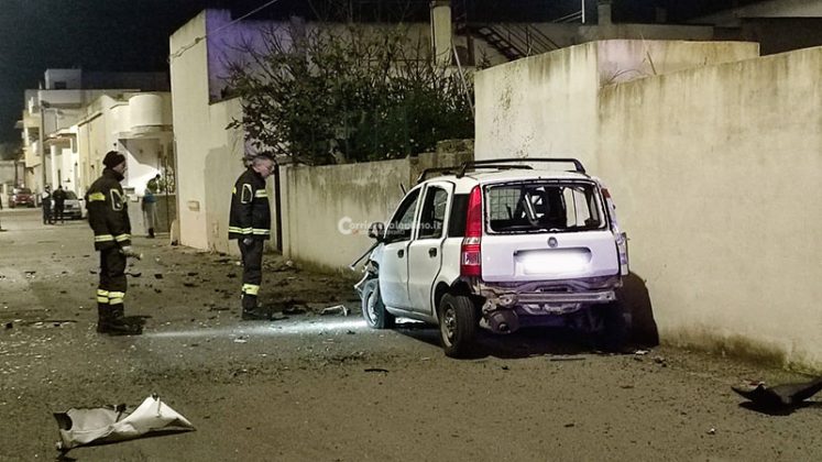 Bomba in serata squarcia un’auto, misteriosa intimidazione a Melissano. Poco dopo altra auto in fiamme - Corriere Salentino