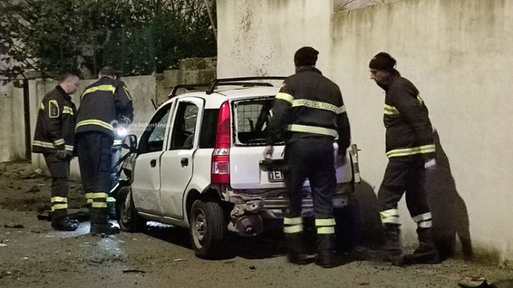 Bomba in serata squarcia un’auto, misteriosa intimidazione a Melissano. Poco dopo altra auto in fiamme - Corriere Salentino
