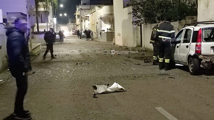 Bomba in serata squarcia un’auto, misteriosa intimidazione a Melissano. Poco dopo altra auto in fiamme - Corriere Salentino