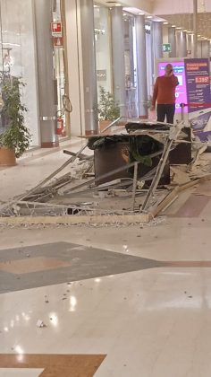 Tragedia sfiorata al centro commerciale, crolla il controsoffitto: tanta paura per clienti e lavoratori - Corriere Salentino