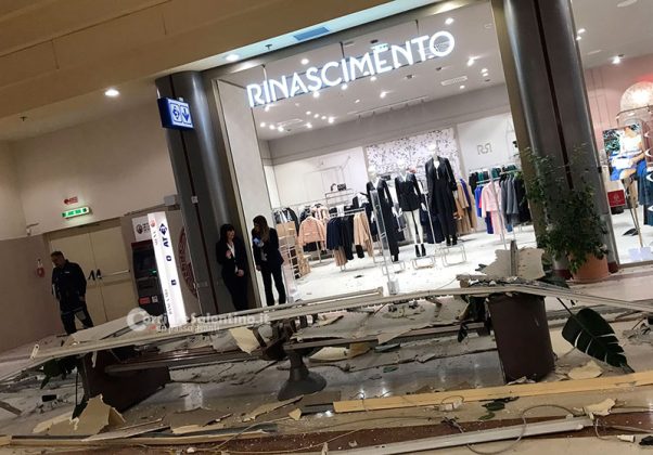 Tragedia sfiorata al centro commerciale, crolla il controsoffitto: tanta paura per clienti e lavoratori - Corriere Salentino