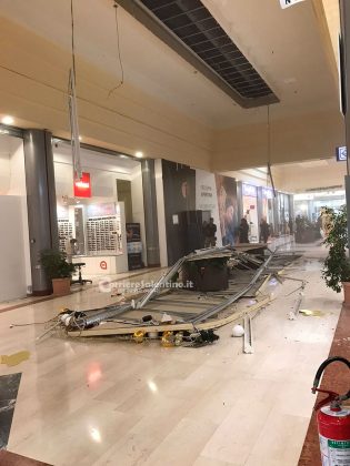 Tragedia sfiorata al centro commerciale, crolla il controsoffitto: tanta paura per clienti e lavoratori - Corriere Salentino