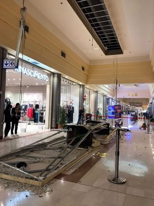 Tragedia sfiorata al centro commerciale, crolla il controsoffitto: tanta paura per clienti e lavoratori - Corriere Salentino