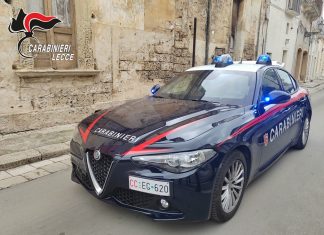 Aggredisce la moglie nel bar e la minaccia con le forbici, alcuni studenti chiamano il 112 e lo fanno arrestare