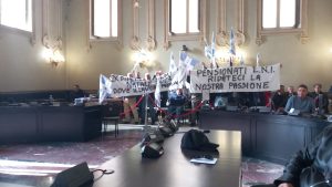 Scontri verbali e proteste nella Commissione sulle darsene non consegnate. Arriva la digos, ma è tutto tranquillo. “Danno erariale”. “Promesse non mantenute” - Corriere Salentino