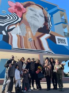 Surbo, l’emozionante presentazione del murale "Renata Fonte di vita": un’opera che ricorda una donna che ha dato la vita per la difesa della legalità - Corriere Salentino