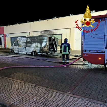 Doppio incendio, quattro mezzi danneggiati dal fuoco: indagini in corso sulle cause - Corriere Salentino