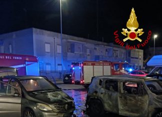 Doppio incendio, quattro mezzi danneggiati dal fuoco: indagini in corso sulle cause