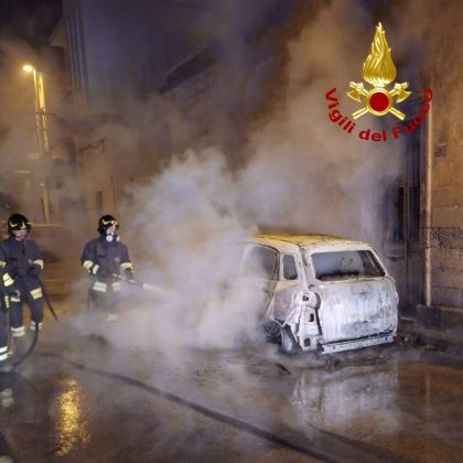 Alba di fuoco in provincia, le fiamme avvolgono e distruggono una Fiat 500: si indaga sulle cause - Corriere Salentino