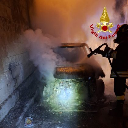Alba di fuoco in provincia, le fiamme avvolgono e distruggono una Fiat 500: si indaga sulle cause - Corriere Salentino