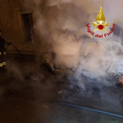 Alba di fuoco in provincia, le fiamme avvolgono e distruggono una Fiat 500: si indaga sulle cause - Corriere Salentino