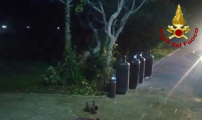 Fiamme a Torre dell’Orso, incendio divampa nel bar-ristorante “Soul Food”: si indaga sulle cause - Corriere Salentino