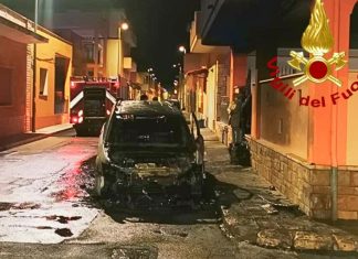 Auto in fiamme nella notte della vigilia dell’Immacolata, si indaga sulle cause