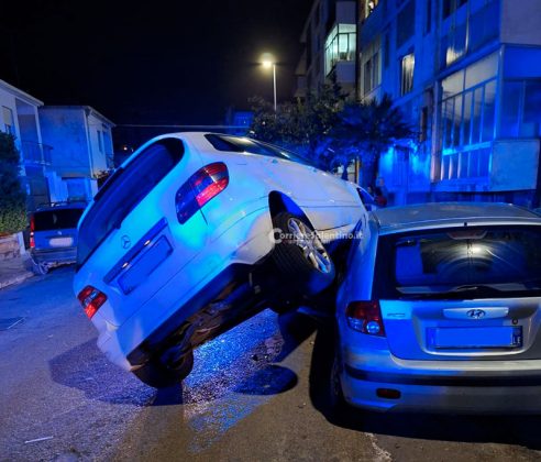 Si schianta contro un'auto in sosta e resta in bilico su due ruote, paura nel rione Santa Rosa - Corriere Salentino