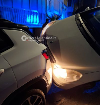 Si schianta contro un'auto in sosta e resta in bilico su due ruote, paura nel rione Santa Rosa - Corriere Salentino