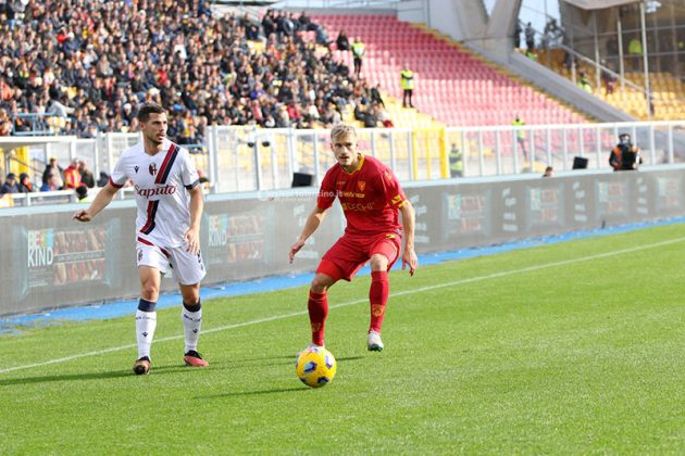 Falcone in area avversaria si procura un rigore allo scadere, Piccoli riacciuffa il Bologna dal dischetto: 1 a 1 - Corriere Salentino