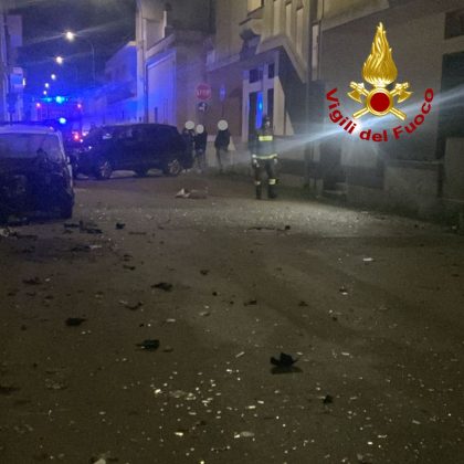 Bomba in serata squarcia un’auto, misteriosa intimidazione a Melissano. Poco dopo altra auto in fiamme - Corriere Salentino