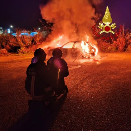 Bomba in serata squarcia un’auto, misteriosa intimidazione a Melissano. Poco dopo altra auto in fiamme - Corriere Salentino