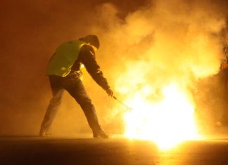 Fumogeni accesi tra la gente e lanciati verso la polizia: nei guai due tifosi minorenni
