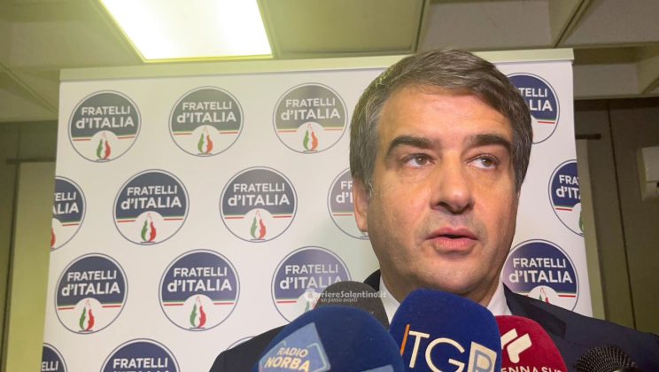 Fitto sbandiera gli obiettivi raggiunti con il PNRR, ma cade il gelo sul candidato sindaco di Lecce. Il viceministro Leo spiega ai leccesi la riforma fiscale - Corriere Salentino