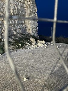 La Torre dell’Orso si sgretola, corsa contro la burocrazia per salvarla. La lunga costa interdetta alla balneazione, che ha bisogno di molte più risorse - Corriere Salentino