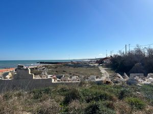 Addio alla "Beirut" di Frigole, cancellate le costruzioni cadenti: una nuova vita per quel lungo tratto di costa abbandonato da decenni - Corriere Salentino