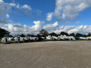 Porto di Frigole, Scorrano: “Promesse disattese dall’amministrazione Salvemini. Ci pensa la Lega Navale: i guardiani ritrovano il posto di lavoro” - Corriere Salentino