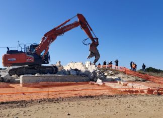 Addio alla “Beirut” di Frigole, cancellate le costruzioni cadenti: una nuova vita per quel lungo tratto di costa abbandonato da decenni