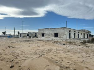 Addio alla "Beirut" di Frigole, cancellate le costruzioni cadenti: una nuova vita per quel lungo tratto di costa abbandonato da decenni - Corriere Salentino