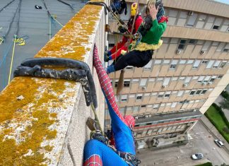 Per l’Epifania i super eroi si calano dal tetto dell’Ospedale Vito Fazzi di Lecce per donare sorrisi ai piccoli pazienti